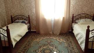 Хостелы Hostel Viator Алматы Просторный двухместный номер с 2 отдельными кроватями-3
